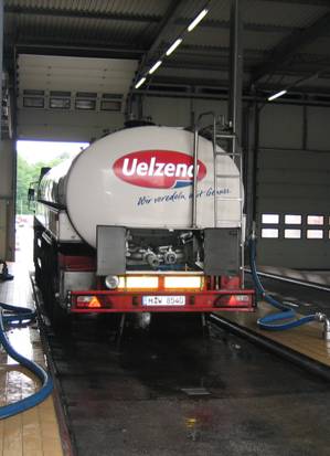 Truck von Uelzena Rückansicht in der Reinigung