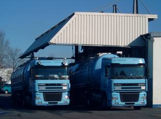 Tankreinigungsanlage mit zwei Trucks unter dem Dach